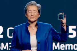 Lisa Su giới thiệu sản phẩm GPU MI300X tại buổi họp báo tối 13/6 (Ảnh: Sina)