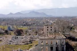 Một ngôi làng ở Nagorno-Karabakh bị tàn phá nặng nề (Ảnh: Sohu).