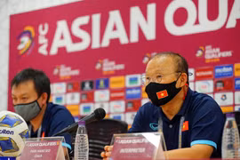 HLV Park: “Tôi nghĩ nếu như không mất người thì tỷ số có thể là 3-2”. Ảnh VFF