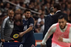 Messi không vui vẻ khi bị thay ra. Ảnh Getty.