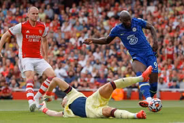  Romelu Lukaku ghi bàn và có màn trình diễn xuất sắc nhất trong chiến thắng 2-0 của Chelsea tại Emirates. Ảnh AP.