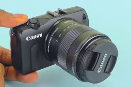 Hiện tại, EOS M5 có giá bán tầm 980 USD.