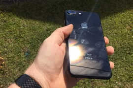 Người dùng chê iPhone 7 Jet Black dễ rơi và xước