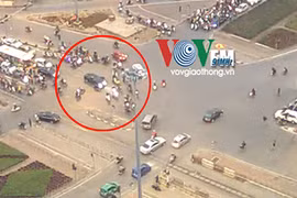 Cận cảnh vụ “xe điên” tại ngã tư Đại Cồ Việt