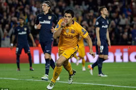 Suarez lập cú đúp trong hiệp 2