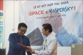 Ông Ngô Tấn Vũ Khanh, Giám đốc phát triển Kaspersky Việt Nam (trái) và ông Nguyễn Hoàng Anh, Hiệu trưởng trường iSpace, ký kết thỏa thuận hôm 20/11 - Ảnh: H.Đ
