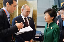 Bà Park Geun-hye và ông Putin.