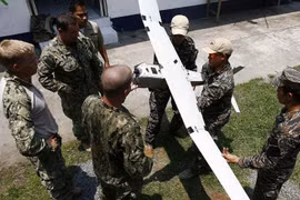 Binh lính Mỹ giảng giải cho binh lính Philippines về cách thức lắp ráp máy bay không người lái. Ảnh: Cankao