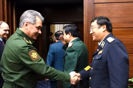 Chuẩn đô đốc Phạm Hoài Nam-Tư lệnh Hải quân Việt Nam trước cuộc hội đàm với Bộ trưởng quốc phòng Nga Sergei Shoigu trong một dịp gặp mặt (ảnh tư liệu, Hải quân Việt Nam)
