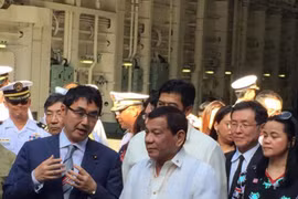 Ngày 4/6/2017, Tổng thống Philippines Rodrigo Duterte tham quan tàu sân bay trực thăng JS Izumo của Lực lượng Phòng vệ Biển Nhật Bản tại vịnh Subic, Philippines. Ảnh: Philstar.