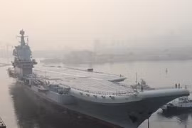 Tàu sân bay tự chế Type 001A Trung Quốc lần đầu tiên chạy thử trên biển. Ảnh: Xinhuanet.