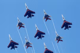 Đội bay nhào lộn Nga tại Triển lãm hàng không Moscow năm 2013 Nga (ảnh tư liệu)