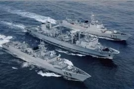Tàu tiếp tế Vi Sơn Hồ số hiệu 887 Type 903 đang tiến hành tiếp tế cho 2 tàu khu trục của Hạm đội Nam Hải, hải quân Trung Quốc. Ảnh: Sina.
