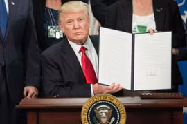 Tân Tổng thống Mỹ Donald Trump vừa ký nhiều sắc lệnh mới. Ảnh: The Independent
