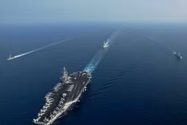 Tàu sân bay USS Theodore Roosevelt của hải quân Mỹ và tàu chiến hải quân Singapore trên Biển Đông. Ảnh: Naval Today.