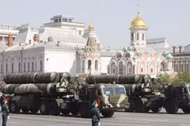 Hệ thống tên lửa phòng không tầm xa S-400 Nga tại Lễ duyệt binh kỷ niệm tròn 65 năm Chiến thắng vệ quốc. Ảnh: Cankao