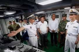 Tổng thống Philippines Rodrigo Duterte tham quan tàu chiến Trung Quốc. Ảnh: Sina