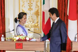 Ngày 2/11/2016, Cố vấn nhà nước kiêm Bộ trưởng Ngoại giao Myanmar, bà Aung San Suu Kyi hội đàm với Thủ tướng Nhật Bản Shinzo Abe. Ảnh: Roanoke Times