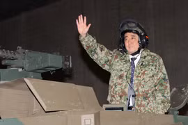 Thủ tướng Nhật Bản Shinzo Abe ngồi trên xe tăng vào ngày 27/4/2013.