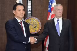 Bộ trưởng Quốc phòng Hàn Quốc Han Min-koo và Bộ trưởng Quốc phòng Mỹ James Mattis. Ảnh: Yonhap