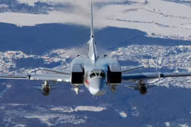 Máy bay ném bom chiến lược tầm xa Tu-22M3 Nga lắp 2 quả tên lửa hành trình AS-6. Ảnh: Sina