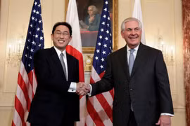 Ngoại trưởng Nhật Bản Fumio Kishida và Ngoại trưởng Mỹ Rex Tillerson. Ảnh: The Japan Times
