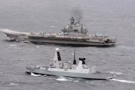 Tàu khu trục tên lửa HMS Dragon Hải quân hoàng gia Anh giám sát tàu sân bay Kuznetsov Nga đi qua eo biển Măng Sơ. Ảnh: The Telegraph.