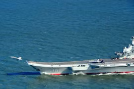 Máy bay chiến đấu J-15 cất cánh từ tàu sân bay Liêu Ninh. Ảnh: Tin tức Tham khảo, Trung Quốc.