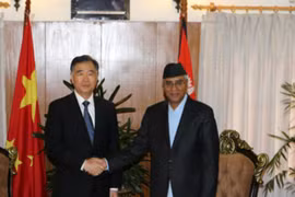 Ngày 16/8/2017, Phó Thủ tướng Trung Quốc Uông Dương hội kiến Thủ tướng Nepal Sher Bahadur Deuba. Ảnh: Chinanews.