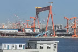 Tàu sân bay nội đầu tiên Type 001A Trung Quốc đang chế tạo. Ảnh: Thời báo Hoàn Cầu.