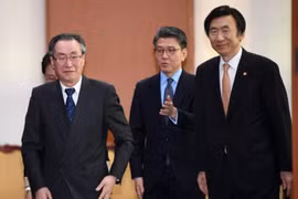 Ông Vũ Đại Vĩ, đại diện cấp cao Trung Quốc và các quan chức ngoại giao Hàn Quốc. Ảnh: New York Times
