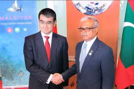 Ngày 6/1/2018, Ngoại trưởng Nhật Bản Taro Kono tiến hành hội đàm với Ngoại trưởng Maldives Mohamed Asim. Ảnh: The Japan Times.