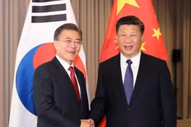 Tổng thống Hàn Quốc Moon Jae-in và Chủ tịch Trung Quốc Tập Cận Bình gặp gỡ bên lề Hội nghị Thượng đỉnh G20 ở Đức ngày 6/7/2017. Ảnh: Yonhap.