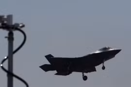 Máy bay chiến đấu tàng hình F-35A Mỹ lần đầu tiên bay biểu diễn ở Triển lãm hàng không quốc tế Paris, Pháp. Ảnh: AFP/Cankao