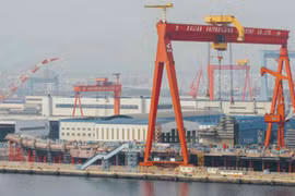 Trung Quốc đang chế tạo tàu sân bay nội đầu tiên. Ảnh: Cankao