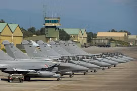 Cụm máy bay chiến đấu Rafale của Không quân Pháp ở căn cứ. Ảnh: Cankao