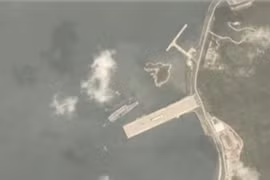 Tàu sân bay Liêu Ninh xuất hiện ở quân cảng Tam Á ngày 24/3/2018. Ảnh: Sina.