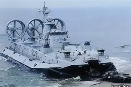 Hạm đội Nam Hải Trung Quốc cho tàu đệm khí Zubr tập trận đánh chiếm đảo tầm xa.