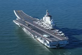 Tàu sân bay Liêu Ninh chở 6 máy bay chiến đấu J-15, 1 máy bay trực thăng Z-8, 1 máy bay trực thăng cứu viện Z-9. Ảnh: Thời báo Hoàn Cầu, Trung Quốc.