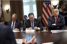 Tổng thống Mỹ Donald Trump (bên phải) trong một cuộc họp nội các Chính phủ Mỹ bàn về biện pháp chống Trung Quốc. Ảnh: Sina.