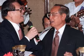  Cựu Tổng thống Philippines Fidel Ramos (bên phải) và cựu Chủ tịch Trung Quốc Giang Trạch Dân cùng hát ở một buộc tiệc chiêu đãi cấp nhà nước tại Dinh Malacanang, Manila, Philippines vào ngày 26/11/2016. Ảnh AFP.