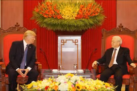 Tổng Bí thư Nguyễn Phú Trọng tiếp Tổng thống Mỹ Donald Trump (trái). 