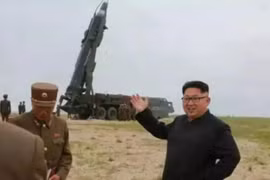 Nhà lãnh đạo Triều Tiên Kim Jong-ul chỉ đạo phóng tên lửa. Ảnh: Thời báo Hoàn Cầu