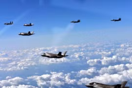 Máy bay chiến đấu tàng hình F-35B Mỹ và máy bay chiến đấu F-15K Hàn Quốc bay theo biên đội ở bán đảo Triều Tiên. Ảnh; Cankao.