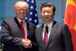Tổng thống Mỹ Donald Trump và Chủ tịch Trung Quốc Tập Cận Bình bắt tay nhau. Ảnh: Malay Mail Online