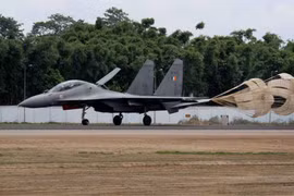 Máy bay Sukhoi-30 MKI hạ cánh xuống đường băng sân bay Pasighat 
