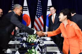 Tháng 9/2016 tại Vientaine, Lào, Tổng thống Hàn Quốc Park Geun-hye (bên phải) tiến hành hội đàm với Tổng thống Mỹ Barack Obama. Ảnh: The Korea Times
