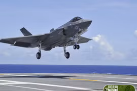 Máy bay chiến đấu tàng hình F-35C cất hạ cánh trên tàu sân bay USS George Washington CVN 73 ngày 15/8/2016. Ảnh: Thời báo Hoàn Cầu, Trung Quốc.