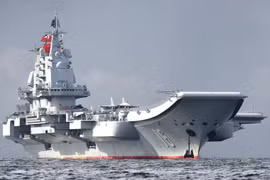Ngày 7/7/2017, tàu sân bay Liêu Ninh, Hải quân Trung Quốc đến Hồng Kông. Ảnh: BBC.