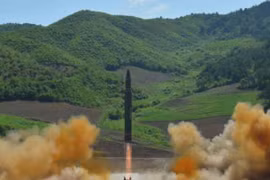 Ngày 4/7/2017, Triều Tiên phóng tên lửa đạn đạo xuyên lục địa Hwasong-14. Ảnh: KCNA.